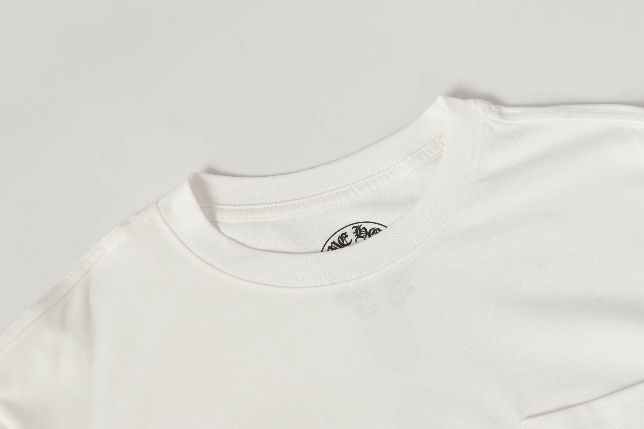 P150 Cross-border model, please do not place an order if you are looking for quality -Chrome Hearts/Chrome Hearts Sanskrit printed popular long-sleeved T-shirt -High weight, high density and high quality. The wool is soft, delicate and skin-friendly. Soft and silky to the touch. Excellent warmth and skin-friendly properties. -Customized weaving and dyeing, no color difference, regardless of fabric or workmanship details. Comparing the ordinary version on the market -Colour: black white -Size: S M L XL